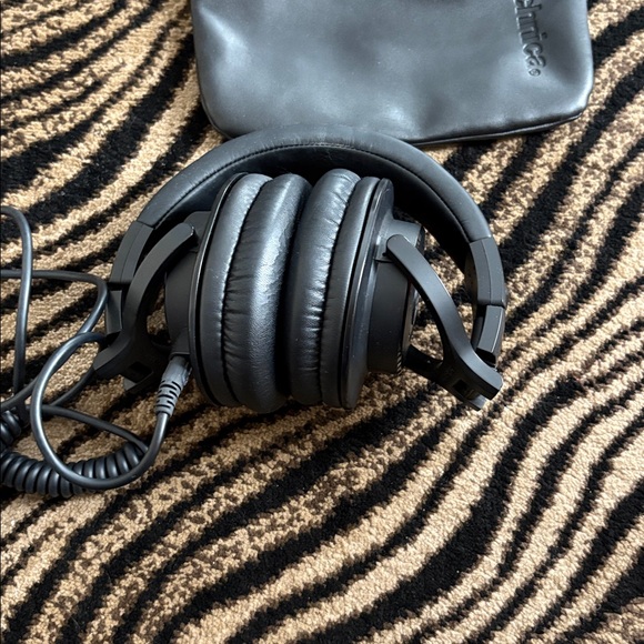 Audio Technica Over-Ear Black Headphones - ATH-M40x - Picture 4 of 4